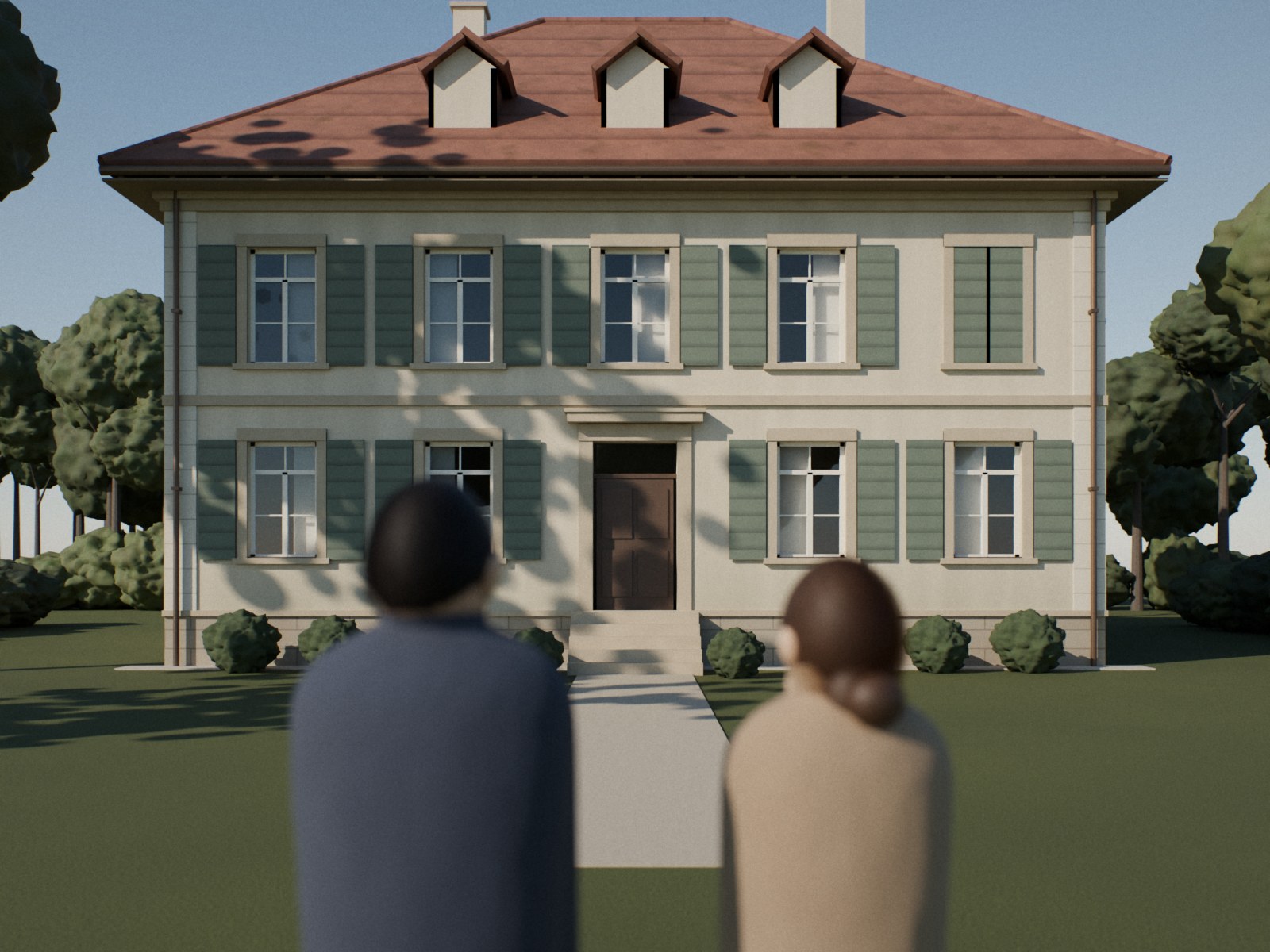Zwei Personen von hinten, unscharf im Vordergrund, im Gespräch vor einem Altbau mit Walmdach, Lukarnen, Sprossenfenstern und grünen Fensterläden